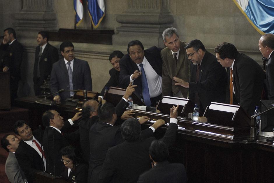     Luego que el presidente del congreso Pedro Muadi decidiera levantar la sesión con el argumento de "falta de quorum", diputados de la bancada Líder señalan de ilegal la decisión. &nbsp;Se dirigen al lugar de la junta directiva y se abalanzan en contra de sus integrantes para presionar y reiniciar la actividad. Foto: Jesús Alfonso/Soy502