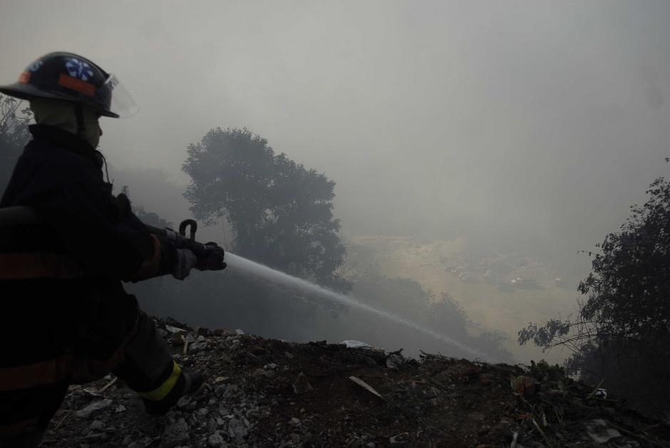 Las llamas estuvieron a punto de extenderse al lado del Cementerio General, del otro lado del barranco donde est&aacute; el Relleno Sanitario. &nbsp;(Foto: Jes&uacute;s Alfonso/Soy502)