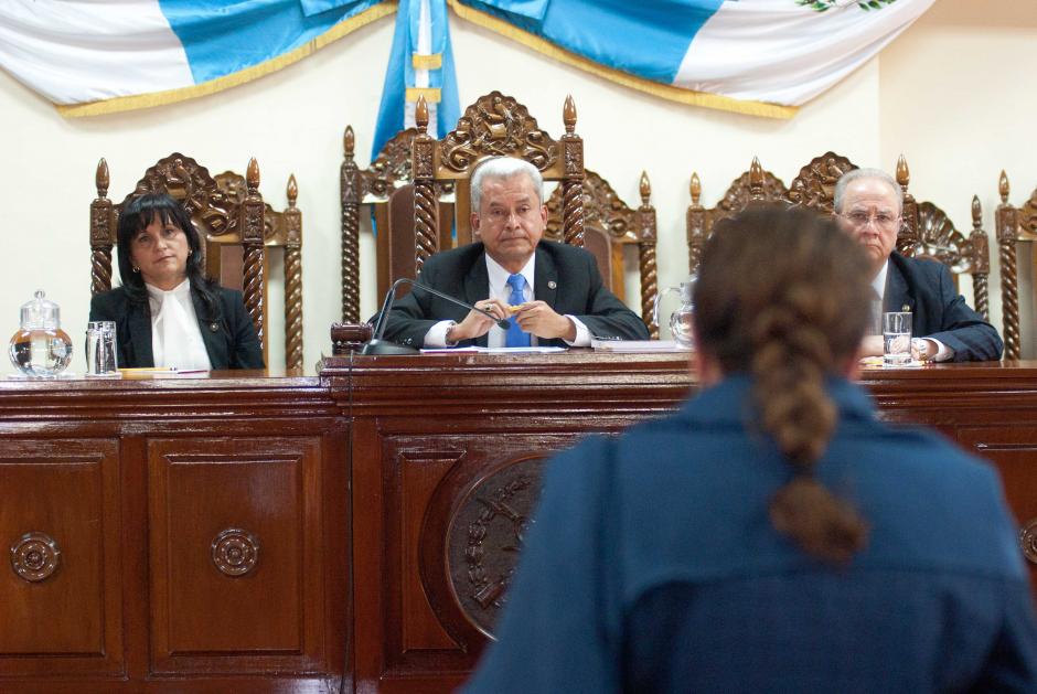 H&eacute;ctor Hugo P&eacute;rez Aguilera, presidente de la Corte de Costitucionalidad, escucha con atenci&oacute;n junto a los dem&aacute;s magistrados los argumentos de Paz y Paz. (Foto: Jes&uacute;s Alfonso/Soy502)
