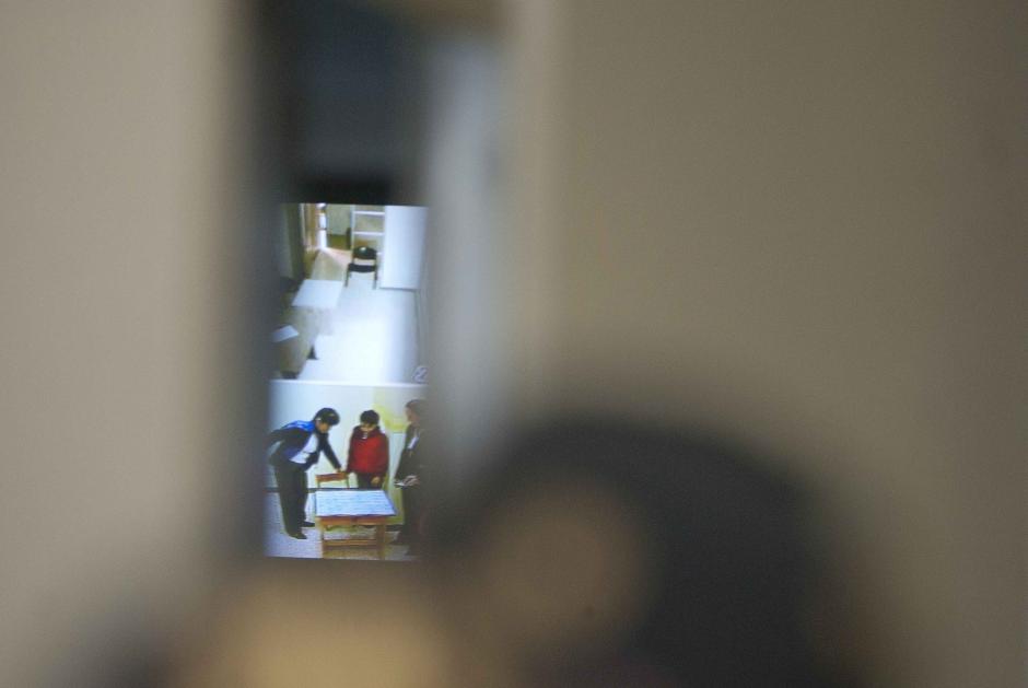 Al fondo, la imagen del ambiente de la C&aacute;mara Gesell, donde declara Roberto Jos&eacute; Barreda Siekavizza. (Foto: Jes&uacute;s Alfonso/Soy502)