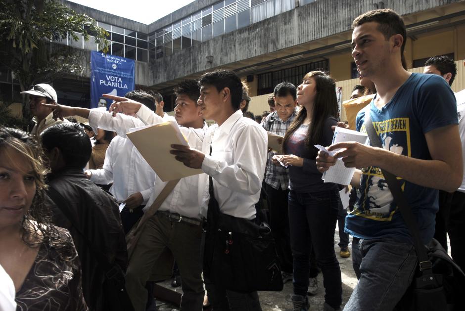 Estudiantes reci&eacute;n graduados del nivel diversificado se afanan en encontrar un espacio para seguir sus estudios en la Universidad de San Carlos al someterse al examen de aptitudes b&aacute;sicas. &nbsp;(Foto: Jes&uacute;s Alfonso/Soy502)