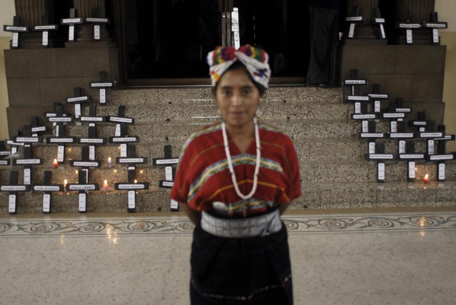 Mujeres de diferentes partes del pa&iacute;s recorrieron las calles para pedir una vida libre de violencia para las mujeres. Una mujer posa para una fotograf&iacute;a frente a el Congreso. A su espalda, cruces con nombres de mujeres v&iacute;ctimas de violencia que durante 2013 forma parte de la estad&iacute;stica. (Foto: Jes&uacute;s Alfonso)
