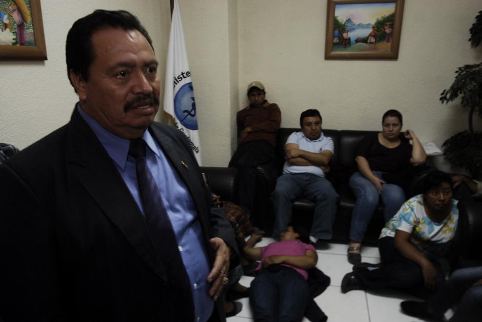 El diputado Rodolfo Móises Castañón y varios ex empleados de Salud realizan una huelga de hambre en el Ministerio de Salud. Foto:(Jesús Alfonso/Soy502)