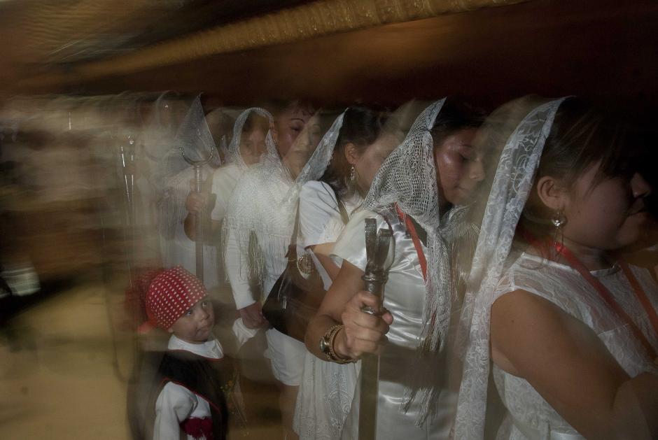Este ni&ntilde;o acompa&ntilde;&oacute; a su mam&aacute; en la salida del cortejo procesional. En el turno de salida todas las fieles vest&iacute;an de blanco. (Foto: Jes&uacute;s Alfonso/Soy502)