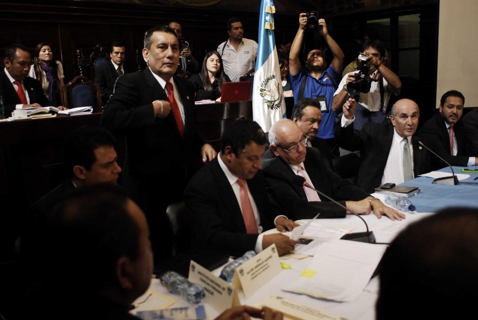 Aunque no es miembro de la comisi&oacute;n que investiga el Caso Baldetti, Roberto Villate se tom&oacute; la libertad de interrumpir varias veces la reuni&oacute;n y armar varias discusiones ininteligibles con Mario Taracena, quien se burlaba de &eacute;l. &nbsp;(Foto: Jes&uacute;s Alfonso/Soy502)