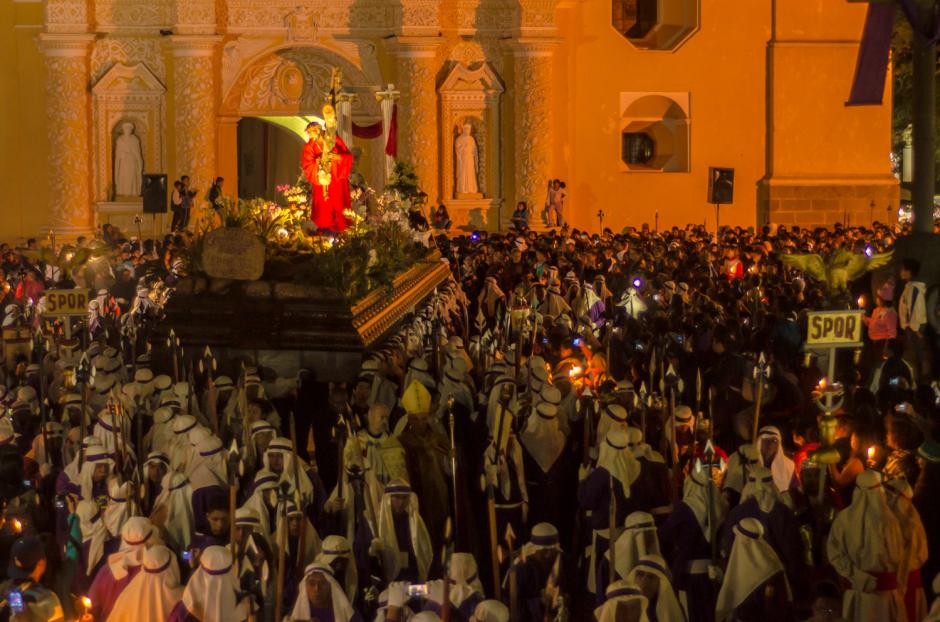 La procesi&oacute;n de Jes&uacute;s Nazareno de La Merced en la Antigua Guatemala sali&oacute; del templo a las 4:20 horas. (Foto: Jorge Ortiz/Soy502)&nbsp;