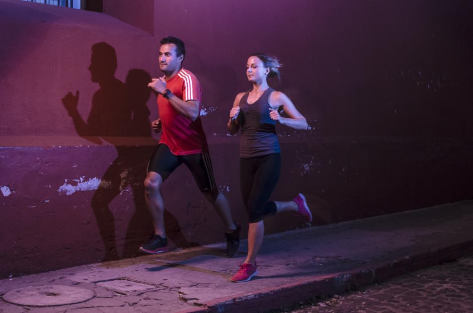 Nelo y Ariana est&aacute;n dispuestos a cumplir el reto Run For Water para llevar agua potable a escuelas guatemaltecas. (Foto: Jorge Ortiz/Soy502)