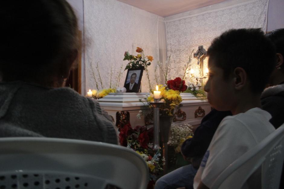 Familiares velaron los restos de don Pablo de Jes&uacute;s Hern&aacute;ndez, la primera v&iacute;ctima del atentado a la camioneta en San Jos&eacute; Pinula. (Foto: Fredy Hern&aacute;ndez/Soy502)