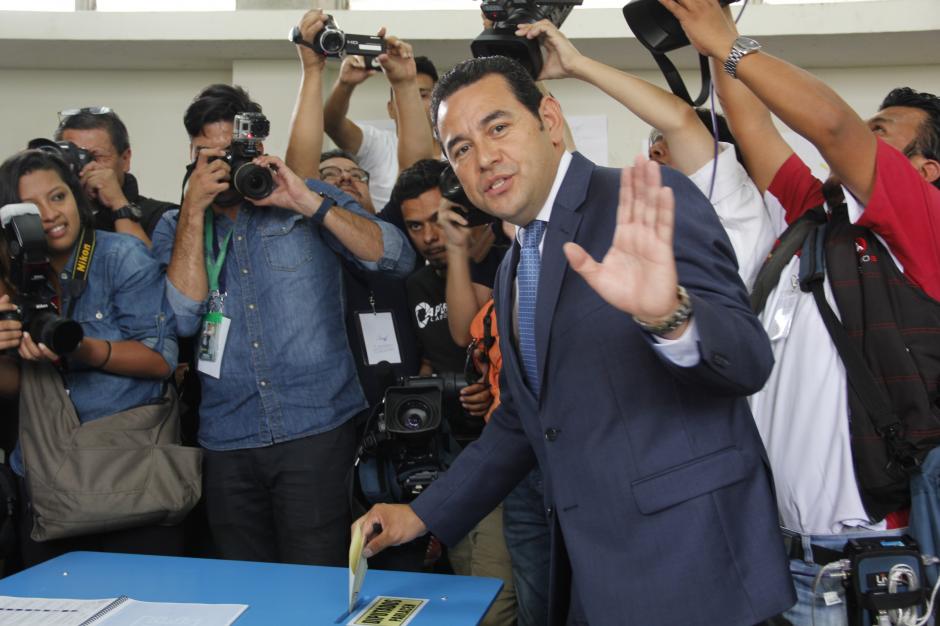 Jimmy Morales emiti&oacute; su voto en la escuela Ave Mar&iacute;a de la zona 7 de Mixco, en medio aplausos de las personas que estaban en el lugar a la espera de emitir su sufragio. (Foto: Fredy Hern&aacute;ndez/Soy502)