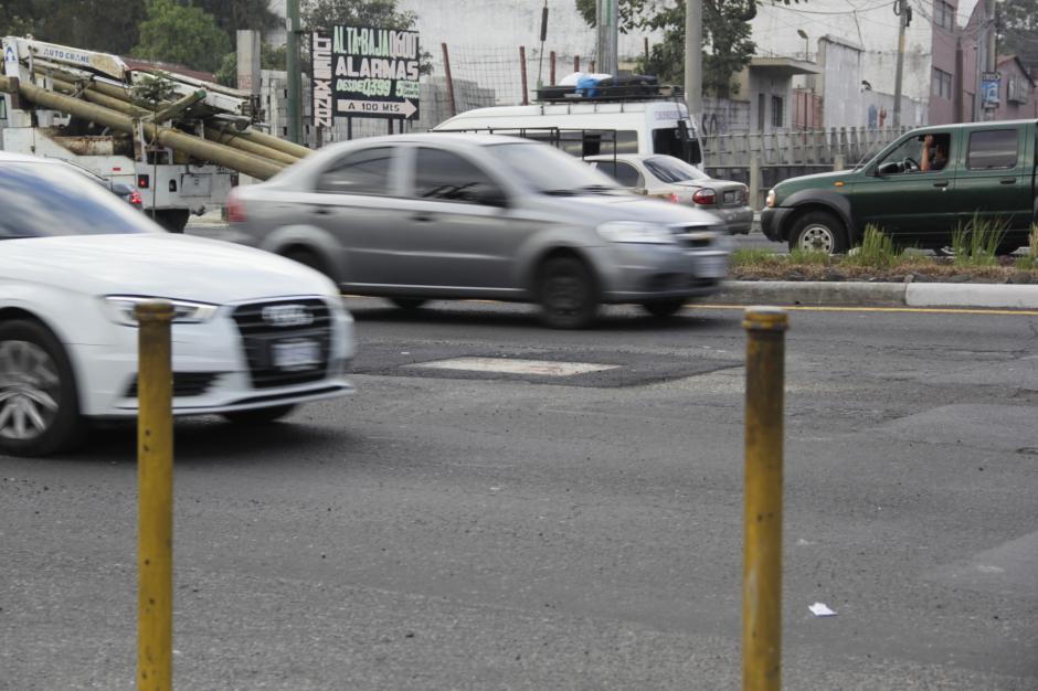 Los automovilistas que circulan sobre la calzada Roosevelt lo hacen sin esquivar el obst&aacute;culo. (Foto: Fredy Hern&aacute;ndez/Soy502)