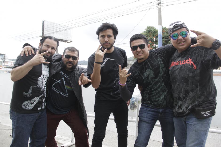 Varios seguidores de Metallica ya se encuentran en las afueras del estadio Cementos Progreso. (Foto: Fredy Hern&aacute;ndez/Soy502)