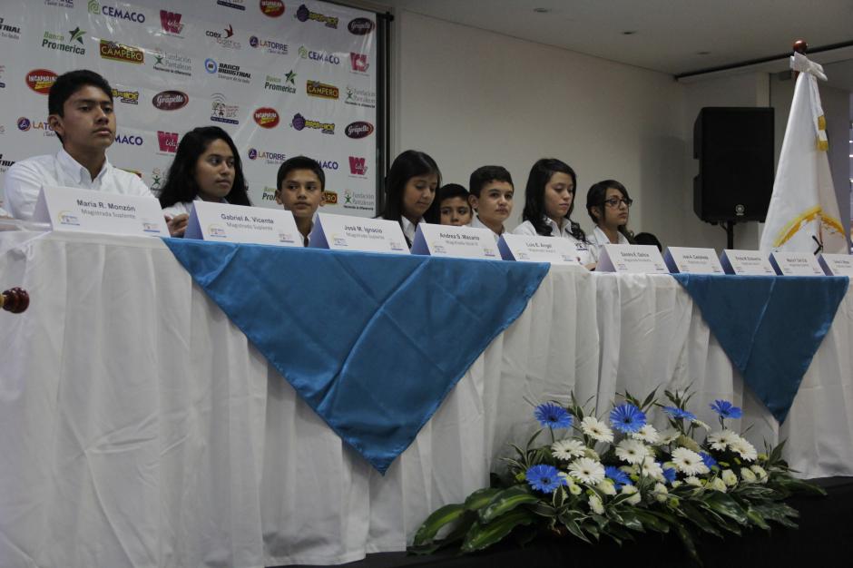 Los magistrados del Tribunal Supremo Electoral Infantil agradecieron la participaci&oacute;n de los peque&ntilde;os en estos comicios simb&oacute;licos. (Foto: Fredy Hern&aacute;ndez/Soy502)