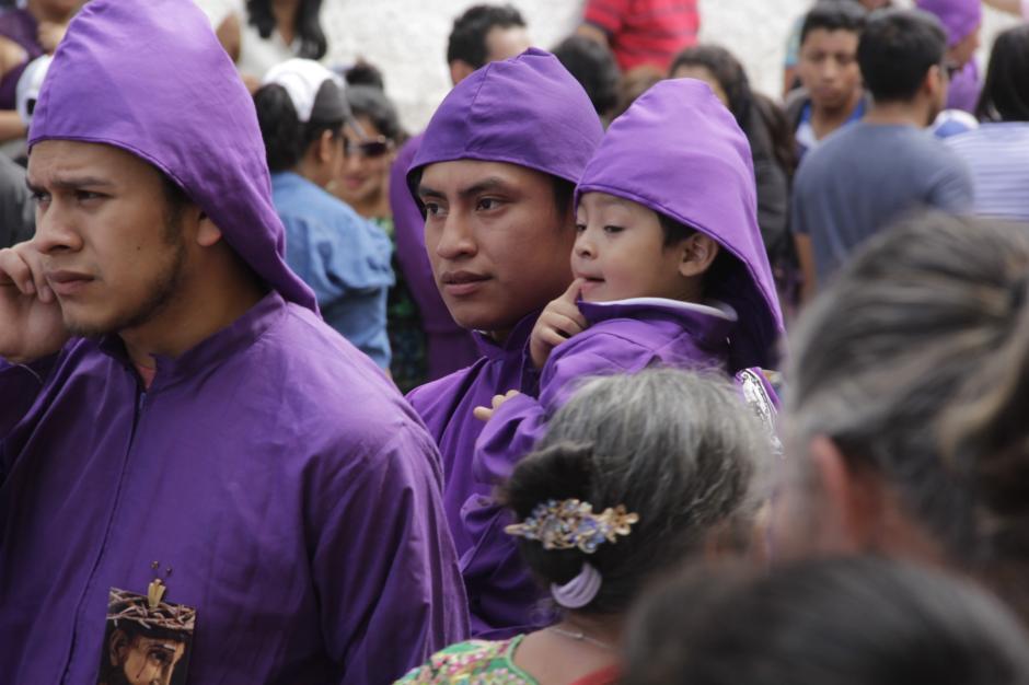 La Cuaresma y Semana Santa en Guatemala son las &eacute;pocas m&aacute;s esperadas por la poblaci&oacute;n cat&oacute;lica guatemalteca. Participar en las procesiones es sacrificio o penitencia que se hereda desde hace muchos a&ntilde;os. (Foto: Fredy Hern&aacute;ndez/Soy502)