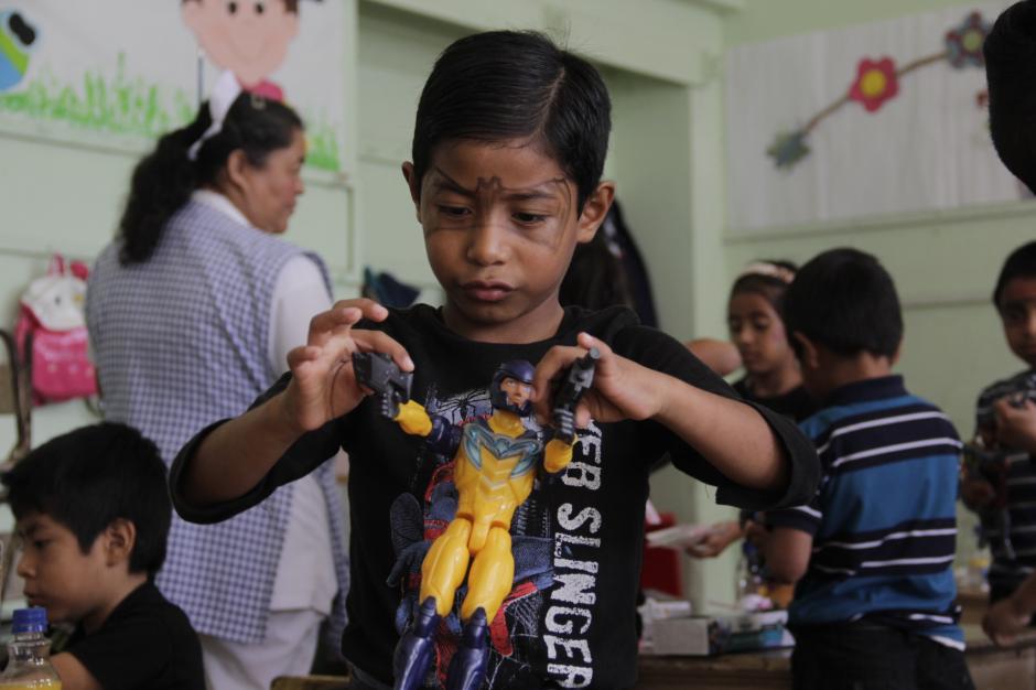 Los ni&ntilde;os recibieron muchos regalos este 6 de enero como parte de la celebraci&oacute;n del D&iacute;a de Reyes. (Foto: Fredy Hern&aacute;ndez/Soy502)