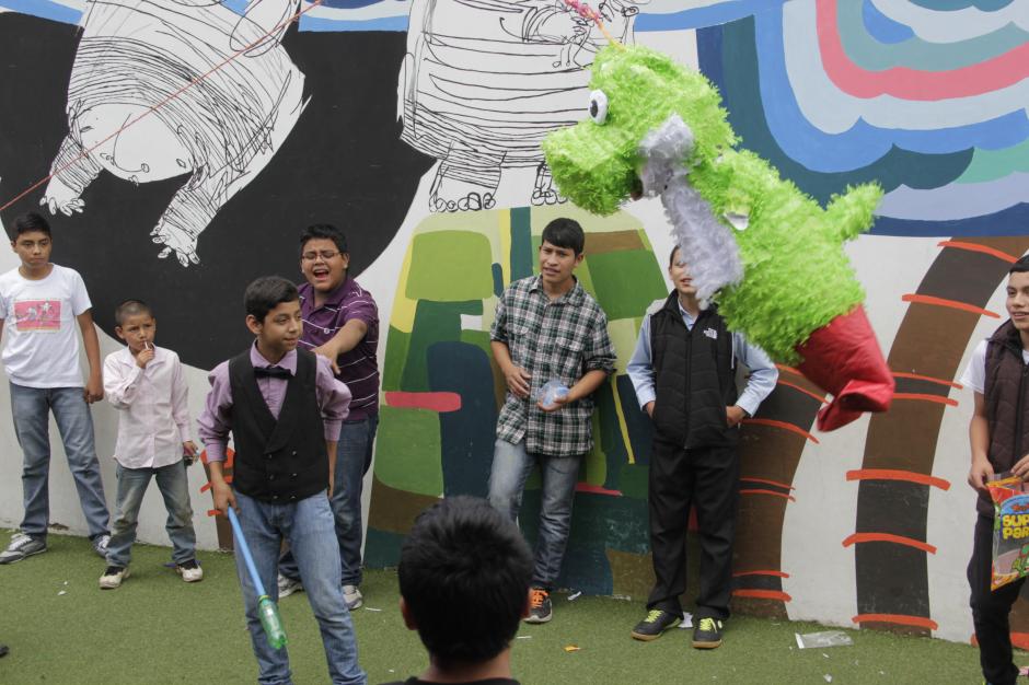 Las pi&ntilde;atas fueron distribuidas por grados para que todos tuvieran la oportunidad de recoger golosinas (Foto: Fredy Hern&aacute;ndez/Soy502)