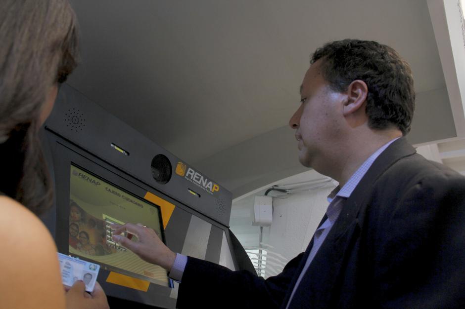 Los ciudadanos podr&aacute;n acercarse al cajero ciudadano y tramitar sus documentos al instante. El precio subir&aacute; un cinco por ciento por ser un servicio electr&oacute;nico. (Foto: Juan Diego Monroy/Soy502)