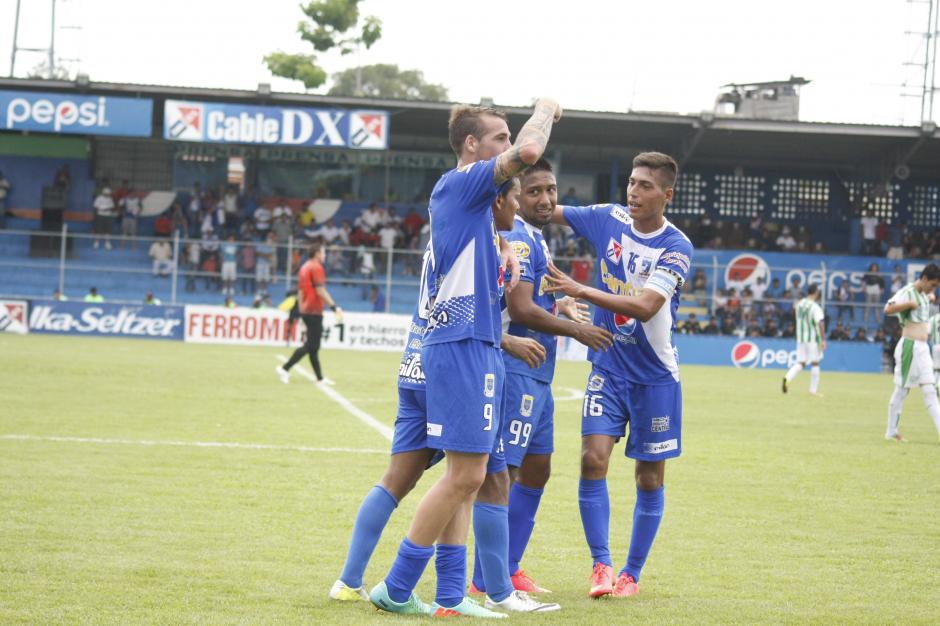 Suchitep&eacute;quez celebra su victoria por 2 goles a 1 antes Antigua. Con este triunfo, los venados suben a la posici&oacute;n 3 de la tabla (Foto: Nuestro Diario).