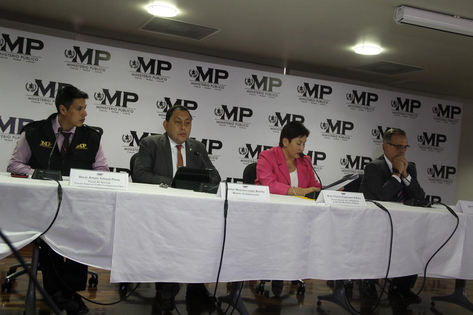 De izquierda a derecha: Oscar Schaad, jefe de la Fiscalía contra la Impunidad; Mauricio López Bonilla, ministro de Gobernación; Thelma Aldana, fiscal general, e Iván Velásquez, jefe de la CICIG. (Foto: Soy502)