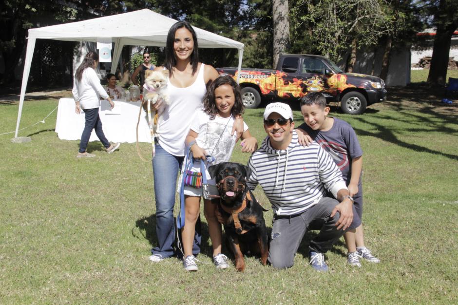 Las familias disfrutaron del espacio donde los perritos fueron consentidos de principio a fin en el "Domingueando". (Foto: Fredy Hern&aacute;ndez/Soy502)