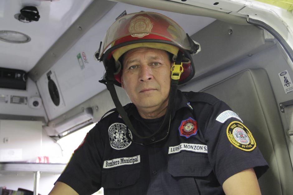 El oficial Luis Eduardo Monzón Solares ha sido testigo de al menos cinco nacimientos en la vía pública. El más reciente fue este jueves 21 de enero en la zona 10. (Foto: Fredy Hernández/soy502)