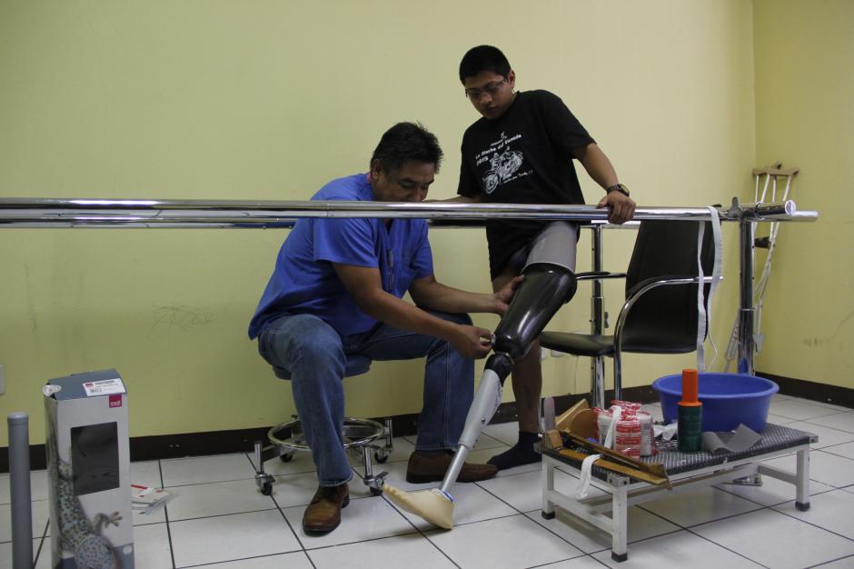 El doctor Eddy Fuentes muestra c&oacute;mo quedar&aacute; la pr&oacute;tesis que se elaborar&aacute; en el Centro Bi&oacute;nico para que vuelva a caminar sin muletas. (Foto: Fredy Hern&aacute;ndez/Soy502)