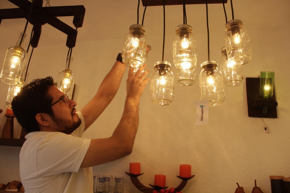 Las l&aacute;mparas son hechas de una gran variedad de botellas. (Foto: Fredy Hern&aacute;ndez/Soy502)
