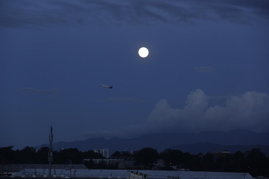 Cerca de las cinco y media de la tarde, la luna empezó a ascender. (Foto: Fredy Hernández/Soy502)