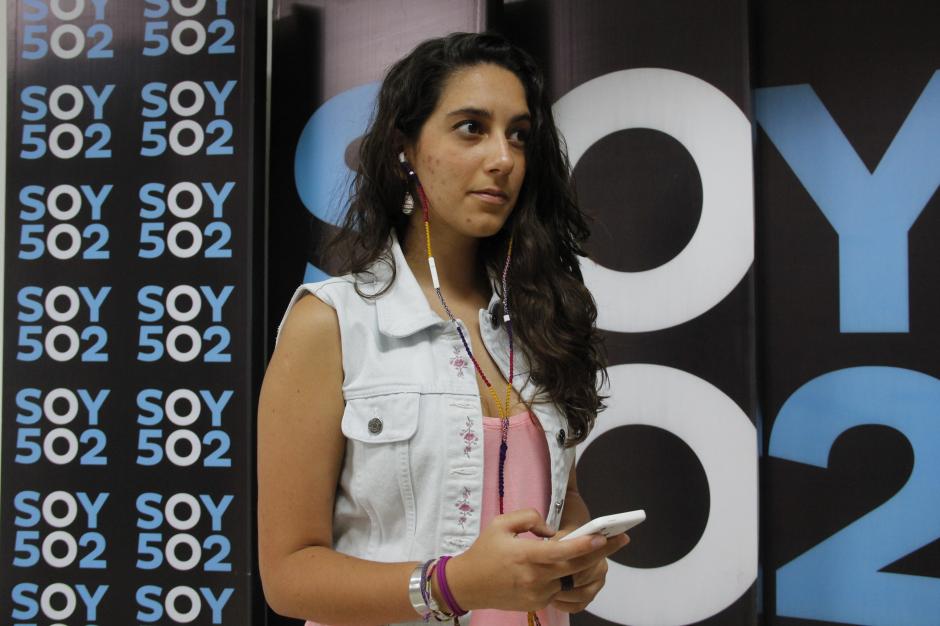 Sara Ríos luce un par de audífonos forrados con el mejor estilo de Tortilla Tiesa, una empresa netamente guatemalteca. (Foto: Fredy Hernández/Soy502)&nbsp;