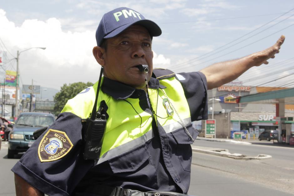 Mario C&eacute;sar G&aacute;lvez es el ejemplo de superaci&oacute;n personal. Ahora dirige el tr&aacute;fico en Mixco. (Foto: Fredy Hern&aacute;ndez/Soy502)