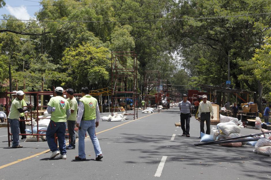 Los trabajadores municipales y vendedores se encuentran trabajando para la apertura de la feria de Jocotenango este fin de semana. (Foto: Fredy Hern&aacute;ndez/Soy502)