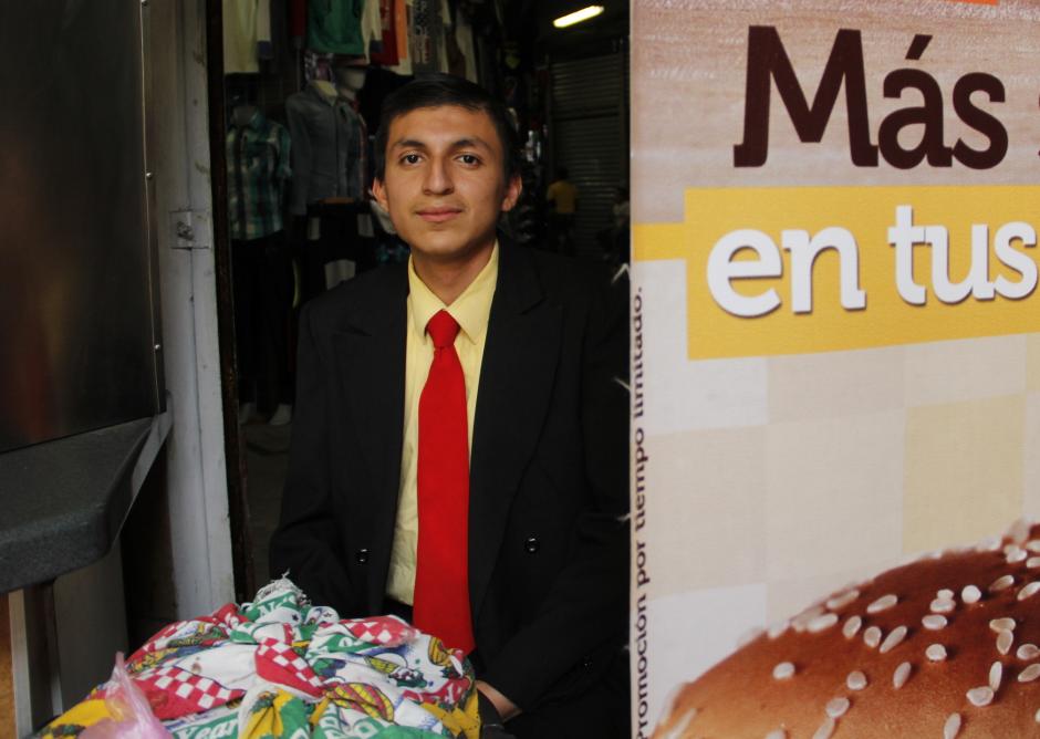 Steven Ramos estaba escondido entre un anuncio del restaurante donde vende sus tortillas y la barra del mismo. Sorprendido por las c&aacute;maras, esboz&oacute; una t&iacute;mida sonrisa antes de empezar a contar su historia. (Foto: Fredy Hern&aacute;ndez/Soy502)