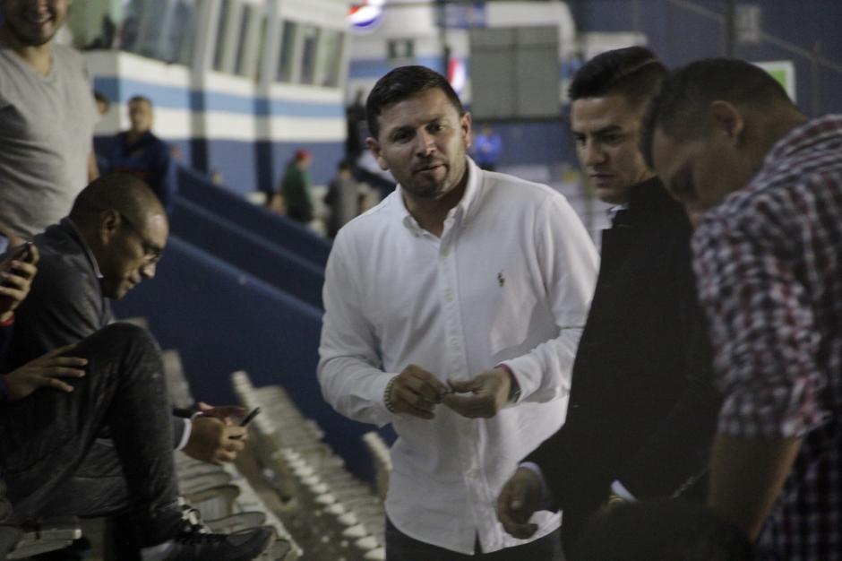 Rolando Fonseca y Juan Carlos asistieron al cl&aacute;sico 297. (Foto: Fredy Hern&aacute;ndez/Soy502)