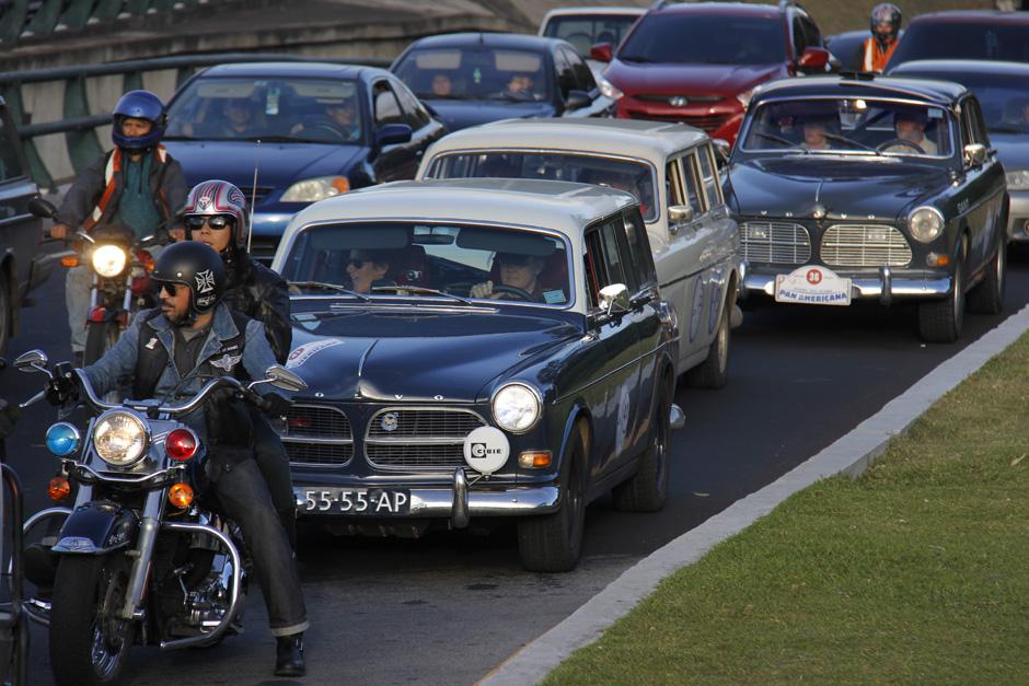 Una caravana de 60 veh&iacute;culos cl&aacute;sivos marca Volvo provenientes de Holanda circularon por el bulevard los Pr&oacute;ceres y Liberaci&oacute;n la tarde de este martes (Foto: Inguat)