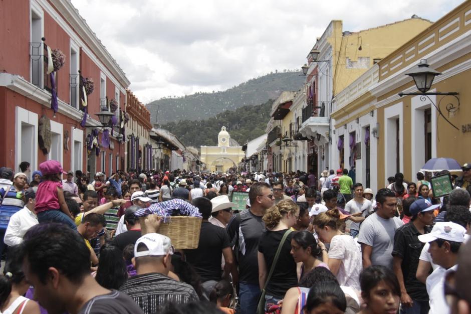La ciudad de Antigua se llena de gente, sobre todo durante el fin de semana. Es el destino imprescindible de los extranjeros que visitan el pa&iacute;s. (Foto: INGUAT)