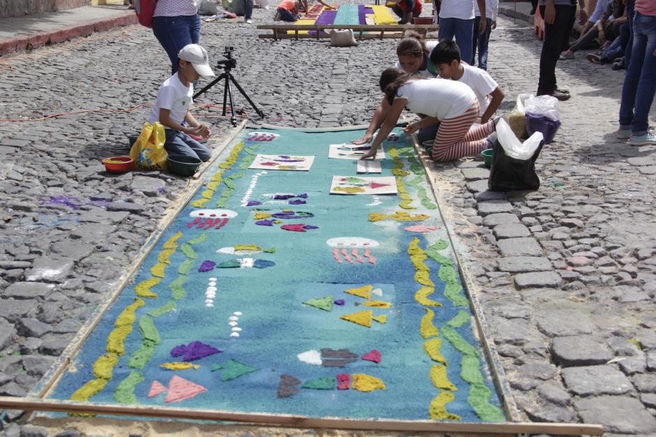 Un grupo de ni&ntilde;os elabora una alfombra con dise&ntilde;os de especies marinas. (Foto: Fredy Hern&aacute;ndez/Soy502)