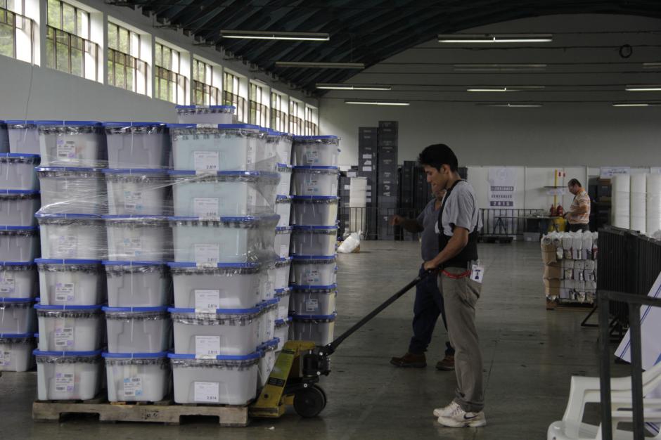 Los trabajadores del TSE trabajan con el tiempo suficiente para el env&iacute;o del material electoral que es distribuido a nivel nacional para la segunda vuelta de este 25 de octubre. (Foto: Fredy Hern&aacute;ndez/Soy502)