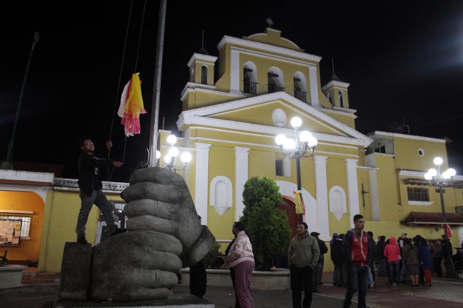 Las personas se congregaron frente a la iglesia de Salcaj&aacute;. (Foto: Gustavo Rodas/Nuestro Diario)