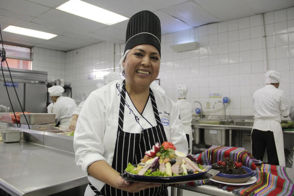 La chef Aura Marina Equit&eacute; muestra uno de los platillos preparados por los alumnos del Intecap. Los estudiantes se preparan para la venta anual de fiambre de este 30 de octubre. (Foto: Fredy Hern&aacute;ndez/Soy502)