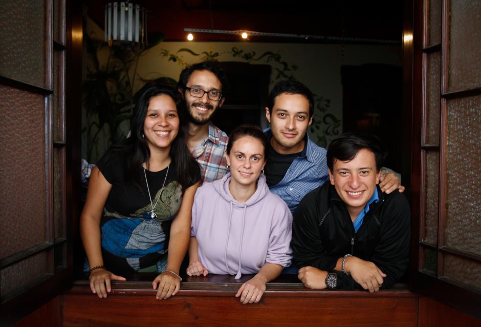 En la imagen, cinco de los ocho integrantes del staff de la revista esQuisses. (Foto: Cedida por esQuisses/Juan Sisay)