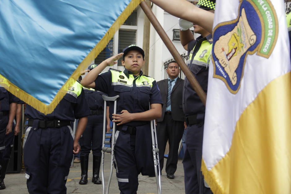 Alejandra del Cid se gradu&oacute; este 16 de marzo como agente de tr&aacute;nsito de Mixco. (Foto: Fredy Hern&aacute;ndez/Soy502)