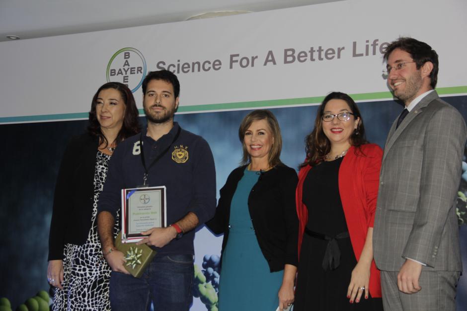 El periodista Roberto Caubilla, de la redacci&oacute;n de Soy502 recibe el reconocimiento del premio period&iacute;stico a la Innovaci&oacute;n para el Desarrollo. (Foto: Fredy Hern&aacute;ndez/Soy502)