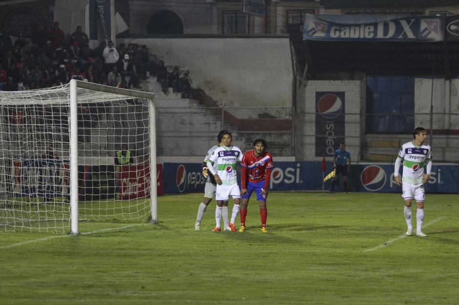 Tiro de esquina en contra, Edwin Gonz&aacute;lez (I) cubr&iacute;a a Edgar Chinchilla, en el duelo entre Xela y Antigua, en el estadio Mario Camposeco. (Foto: Gustavo Rodas/Nuestro Diario)