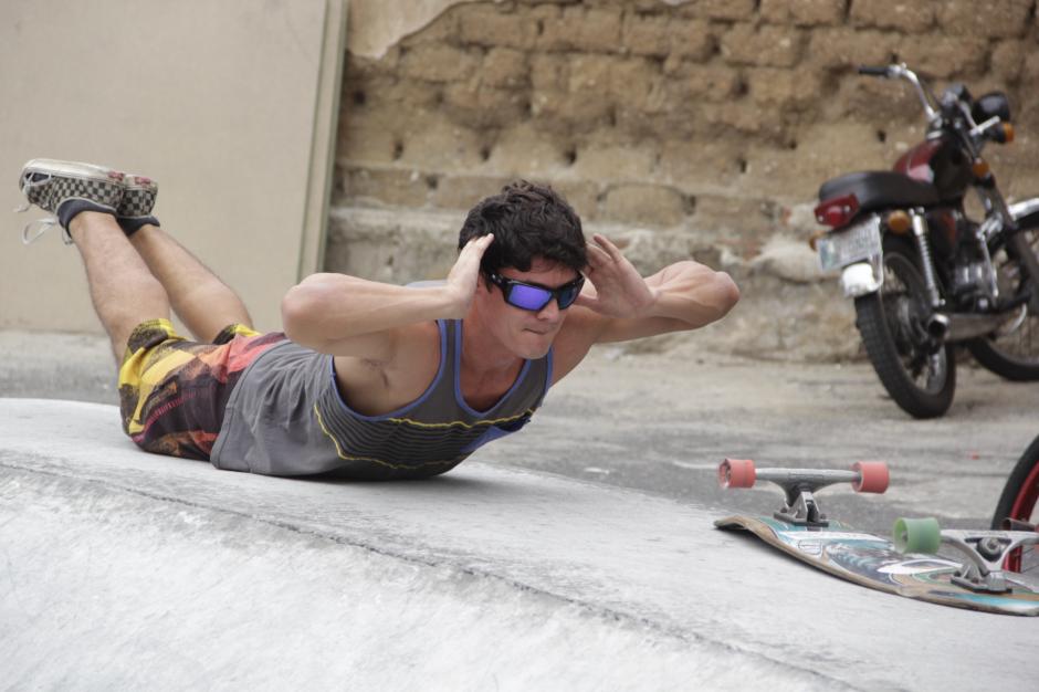 Omar Ram&iacute;rez es un ingeniero en Sistemas, pero tambi&eacute;n practica con su patineta en este lugar de la zona 3. (Foto: Fredy Hern&aacute;ndez/Soy502)