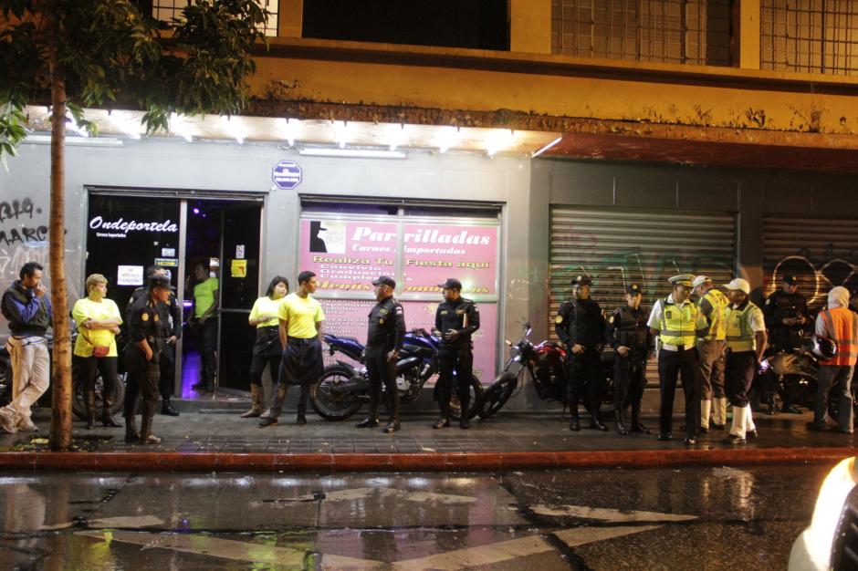 El operativo verifica los negocios y su documentaci&oacute;n. En este local, el problema era que ten&iacute;an motocicletas en el &aacute;rea peatonal, por lo que se orden&oacute; el desalojo de los veh&iacute;culos de ese sitio. (Foto: Fredy Hern&aacute;ndez/Soy502)