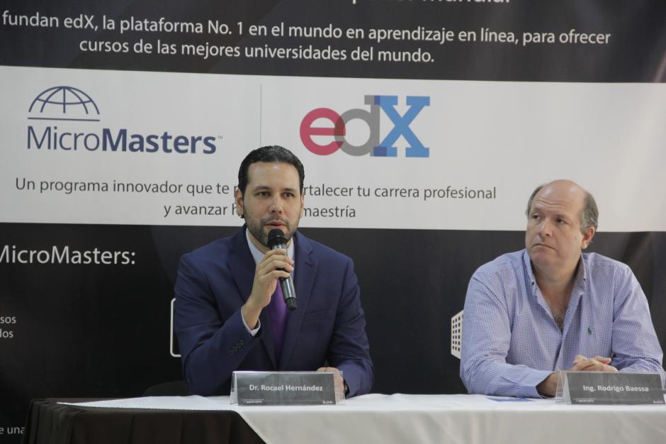 Rocael Hern&aacute;ndez, director del GES de la Universidad Galileo explica sobre los beneficios de estos cursos en l&iacute;nea. (Foto: Fredy Hern&aacute;ndez/Soy502)