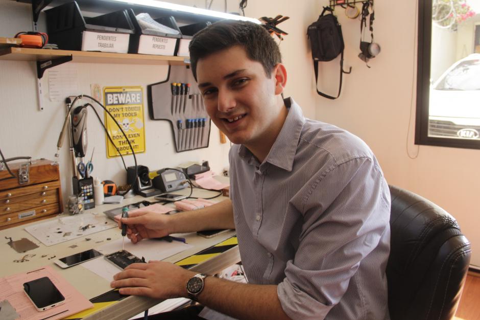 Javier Rivera ha obtenido reconocimiento por su trabajo al reparar celulares. Empez&oacute; apenas a los 14 a&ntilde;os y ha logrado que su empresa sea una de las m&aacute;s solicitadas para la reparaci&oacute;n de dispositivos m&oacute;viles. (Foto: Fredy Hern&aacute;ndez/Soy502)