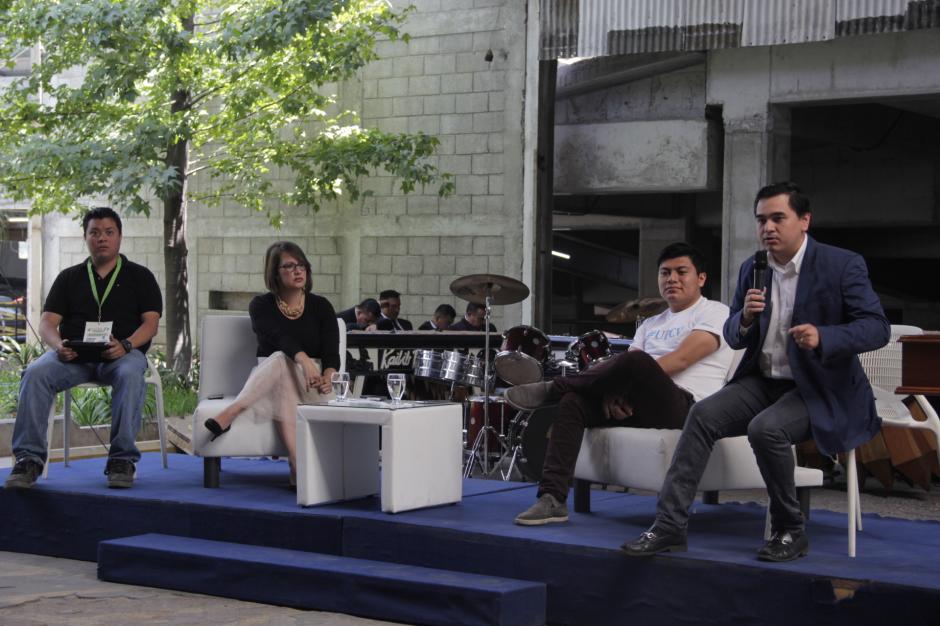 Cuatro emprendedores participaron en el foro exponiendo sus ideas y c&oacute;mo &eacute;stas pueden contribuir a la prevenci&oacute;n de la violencia. (Foto: Fredy Hern&aacute;ndez/Soy502)
