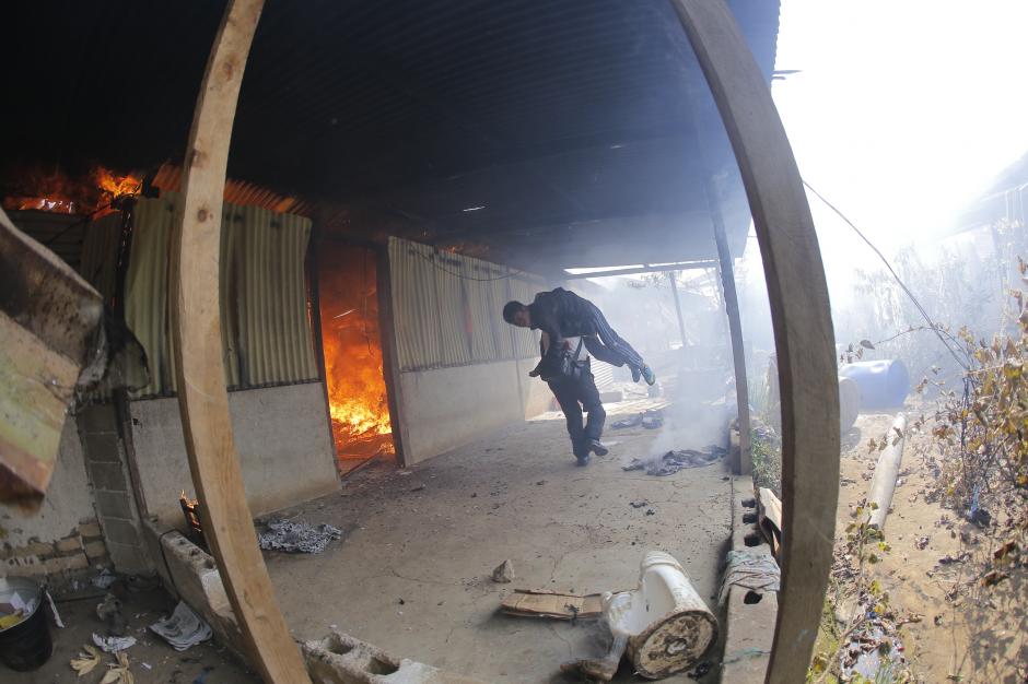 La labor de los bomberos fue difícil para evacuar a los heridos. &nbsp;(Foto: Nuestro Diario)