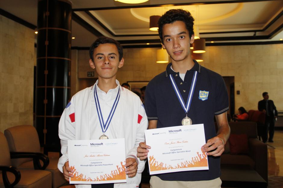 José Andrés y Óscar Javier serán los participantes en el Microsoft Office Specialist que se celebrará en Dallas, Texas en dos meses. (Foto: Fredy Hernández/Soy502)