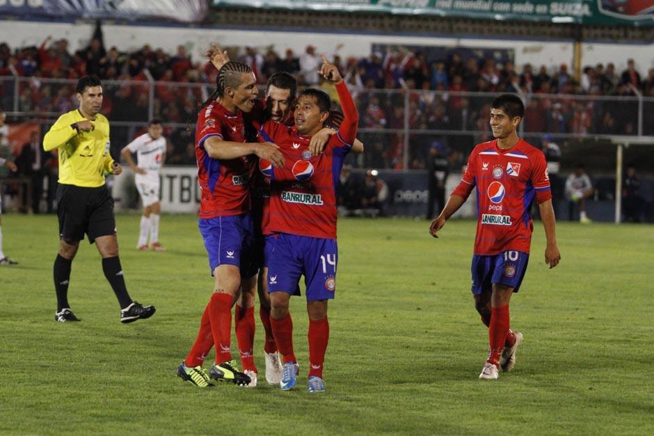 Los jugadores de Xelaj&uacute; M. C. celebran el gol que abri&oacute; el marcador ante Universidad. (Foto: Nuestro Diario)